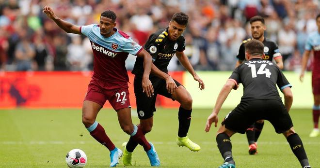 齐达内现身看台观战二儿子卢卡代表阿尔及利亚的非洲杯首秀（齐达内到场观战，见证次子卢卡代表阿尔及利亚完成非洲杯首秀）