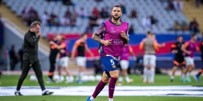 利物浦球迷热议换帅传闻，格拉斯纳因成绩亮眼成为焦点，而斯洛特面临困境。