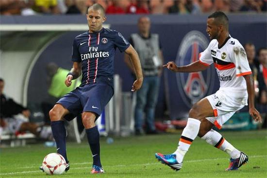 阿斯报：巴萨后卫埃里克·加西亚，未来三场仍将佩戴面罩出战（阿斯：埃里克·加西亚未来三战仍将佩戴面罩为巴萨出战）