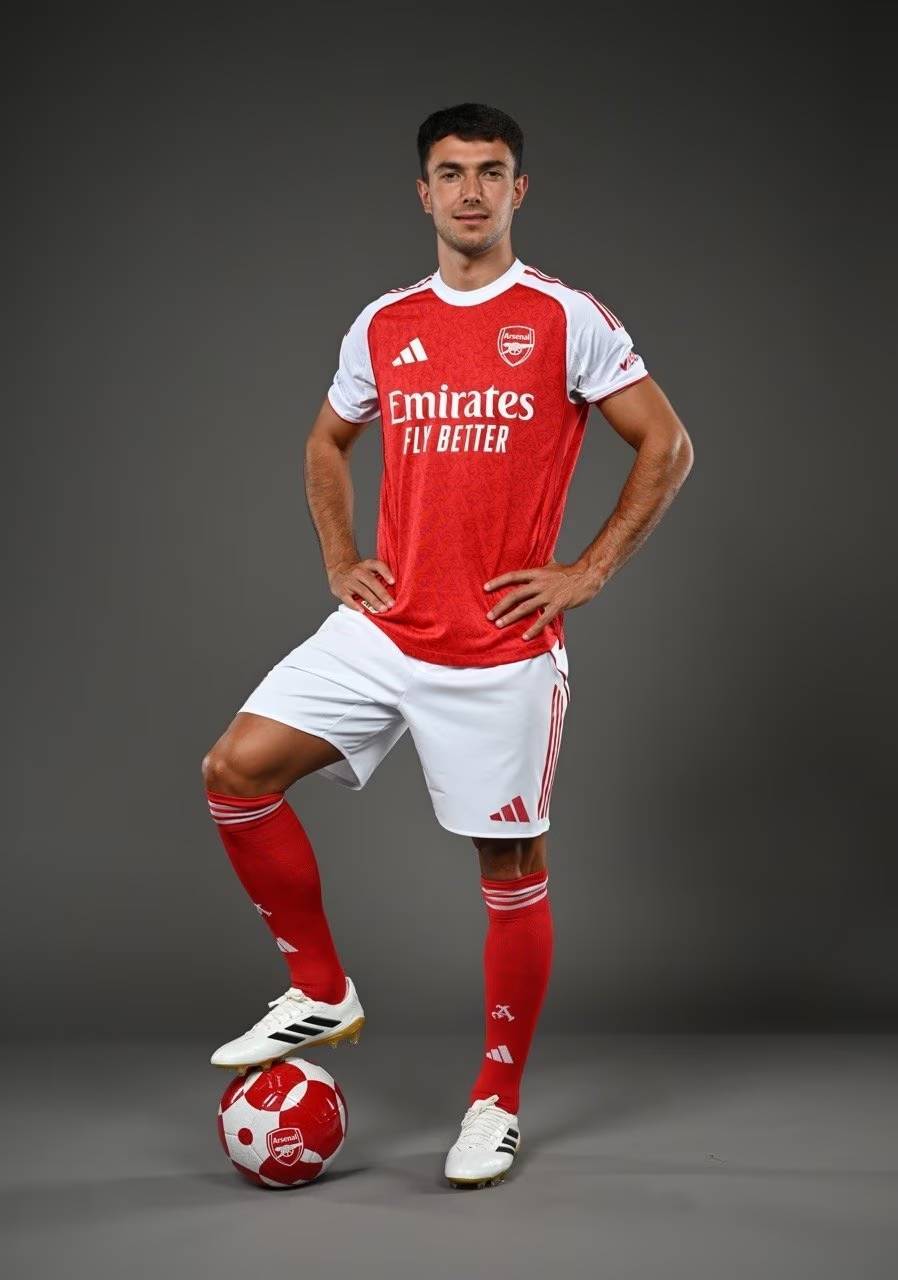 前锋单场双响，全场瞩目